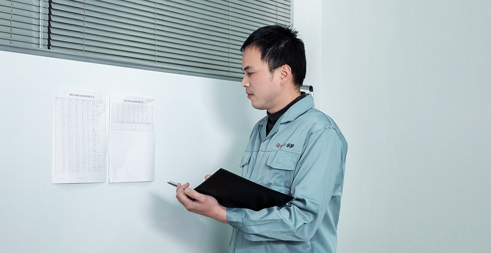 Zkontrolujte postup výroby na stěně